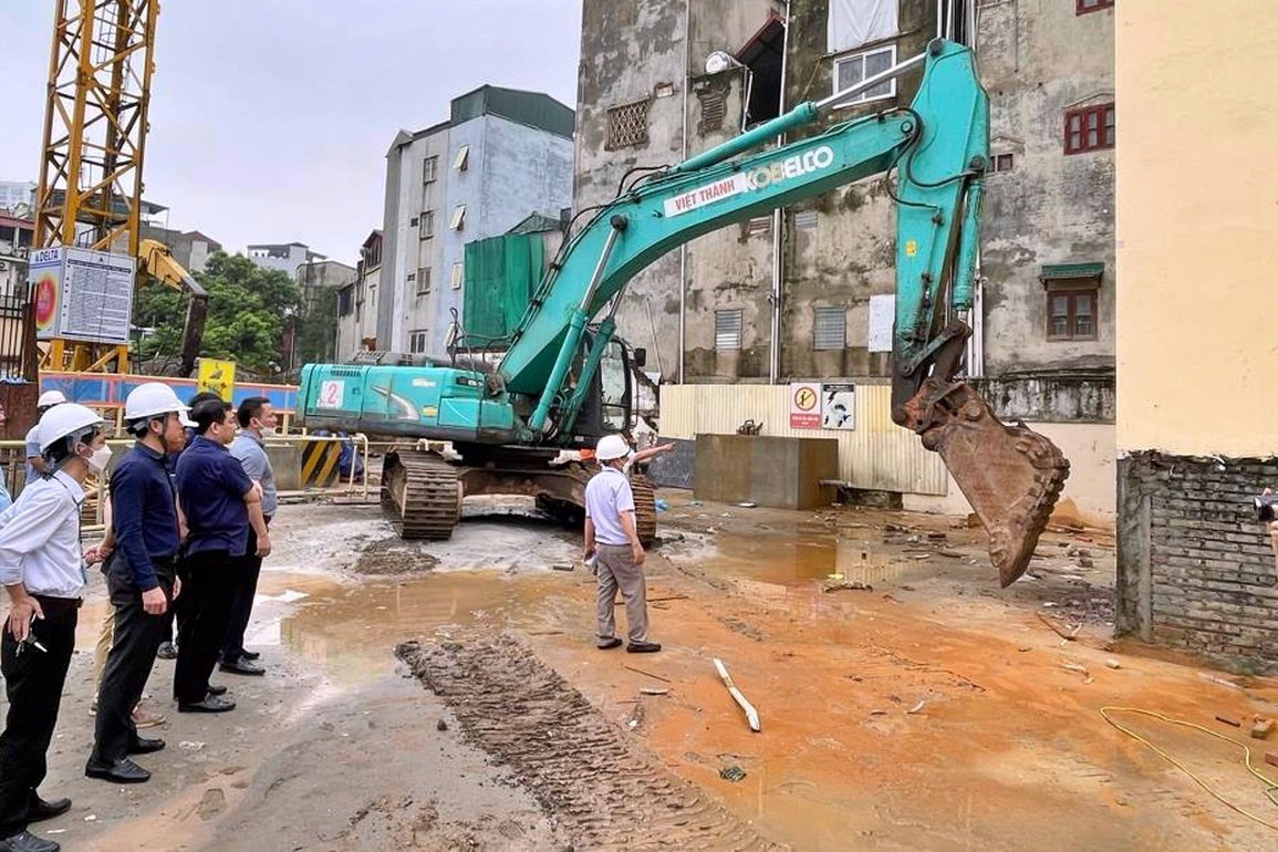 Hà Nội: Phá dỡ công trình 5 tầng mọc trái phép trên đất dự án - 1 Hà Nội: Phá dỡ công trình 5 tầng mọc trái phép trên đất dự án - 1