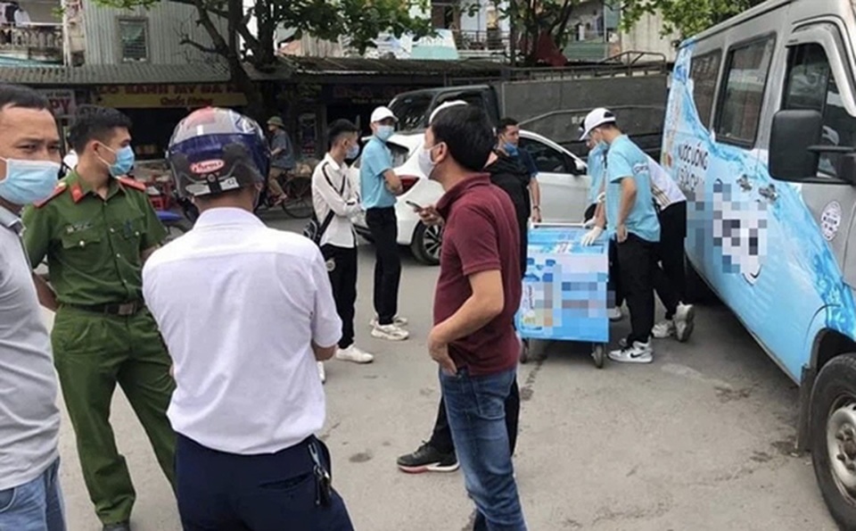 Vụ 9 học sinh đau bụng sau uống nước phát miễn phí: Lấy mẫu kiểm nghiệm - 2 Vụ 9 học sinh đau bụng sau uống nước phát miễn phí: Lấy mẫu kiểm nghiệm - 2