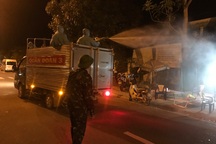 Tiểu đoàn Hóa học "trắng đêm" phun khử khuẩn vùng phong tỏa