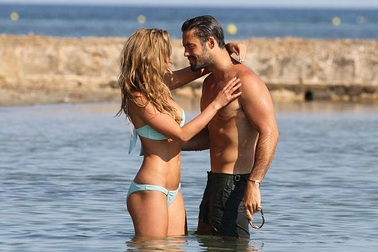 Cặp tình nhân đẹp xứ sương mù khoe phom dáng hoàn hảo trên biển