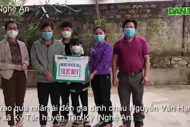 Trao quà bạn đọc đến gia đình cháu Nguyễn Văn Hạnh