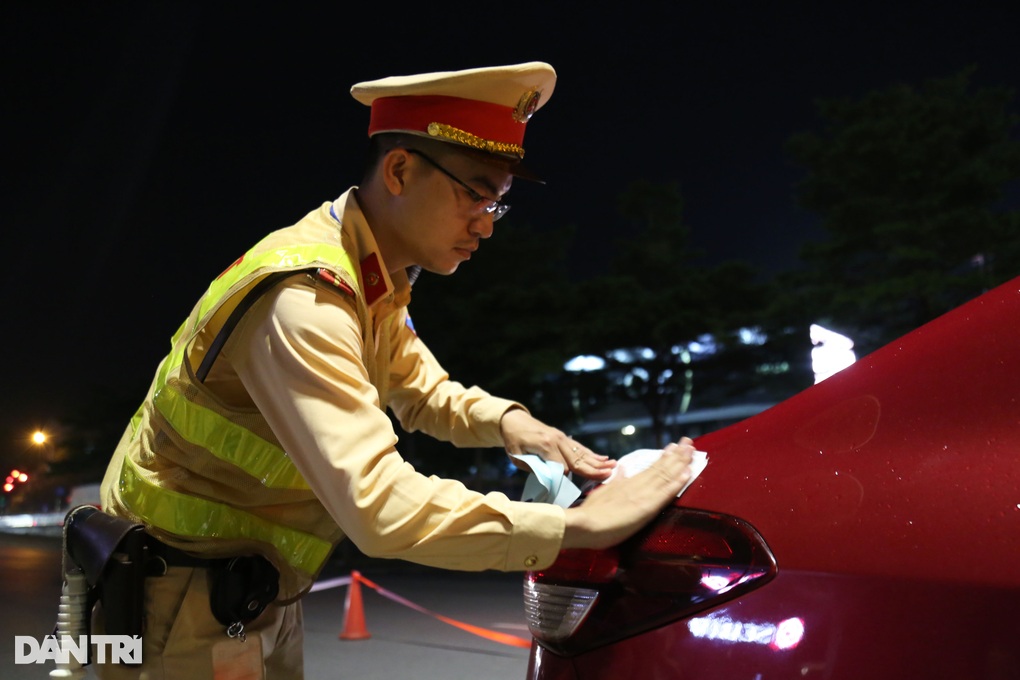 Vui liên hoan, nam bác sĩ ở Hà Nội dính độ cồn gấp đôi mức kịch khung - 4 Vui liên hoan, nam bác sĩ ở Hà Nội dính độ cồn gấp đôi mức kịch khung - 4