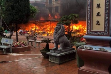 Đền Mẫu Đồng Đăng cháy ngùn ngụt ngày mùng 5 Tết