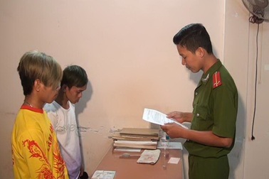 Đốt pháo trong đêm giao thừa một nhóm thanh thiếu niên bị bắt