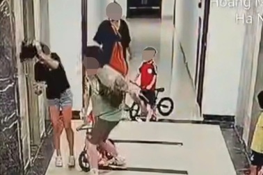 Từ sự việc người đàn ông đánh phụ nữ ở chung cư: Dạy gì cho trẻ?