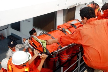Đưa một ngư dân bị đứt lìa chân trên biển vào bờ an toàn