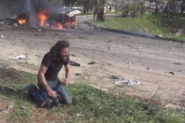 Phóng viên quỳ khóc bên em bé Syria bị đánh bom khi đang sơ tán