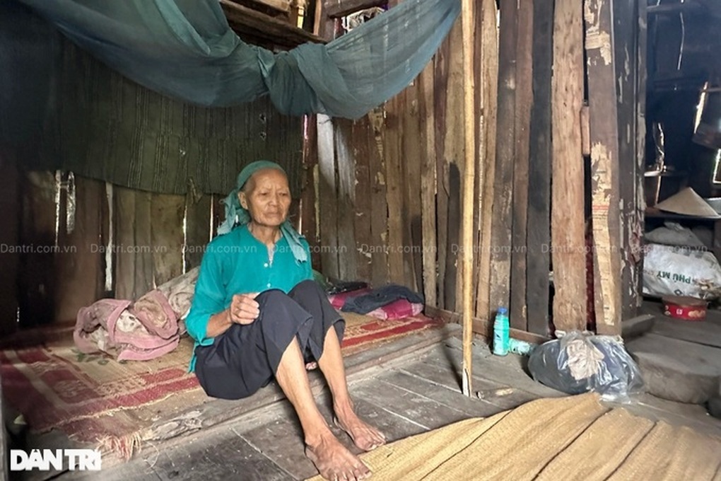 Thương cụ bà lủi thủi một mình trong căn nhà rách nát, nguy cơ sập - 4 Thương cụ bà lủi thủi một mình trong căn nhà rách nát, nguy cơ sập - 4