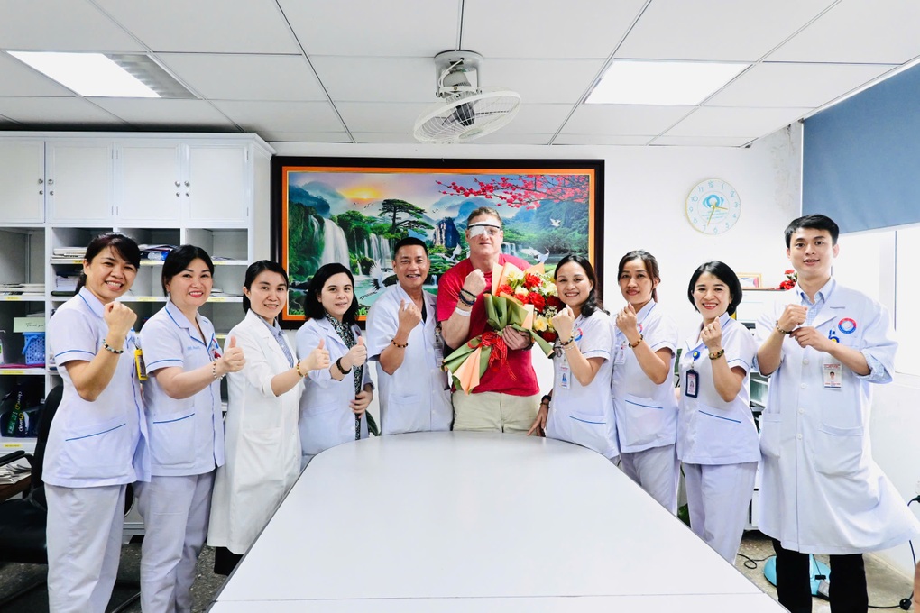 Đầu bếp người Mỹ vượt nửa vòng trái đất sang Việt Nam để được mổ mắt - 3