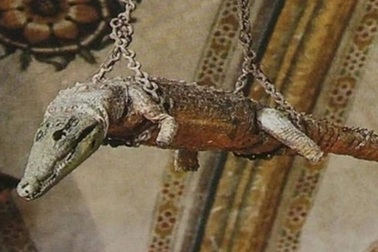 Vì sao con cá sấu bị xích, treo lủng lẳng trên trần nhà thờ suốt 500 năm