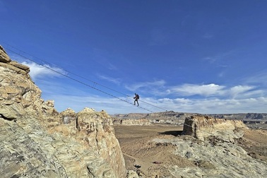 "Tim đập chân run" đi qua cầu cheo leo được mệnh danh là thang lên trời