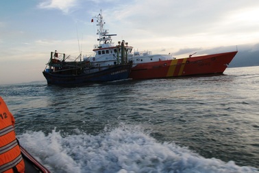 Tàu SAR-412 ra khơi cứu ngư dân bị co giật trên biển