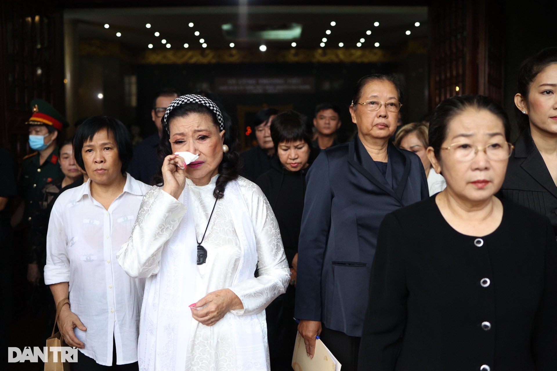 Tiễn biệt Thẩm Thúy Hằng: NSND Kim Cương đứng không vững, Mộng Tuyền nức nở - 11 Tiễn biệt Thẩm Thúy Hằng: NSND Kim Cương đứng không vững, Mộng Tuyền nức nở - 11