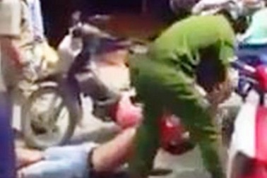 Công an đánh người bán hàng rong có thể bị xử lý hình sự