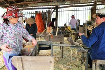 Tết sắp tới, người làm đũa tất bật vào vụ