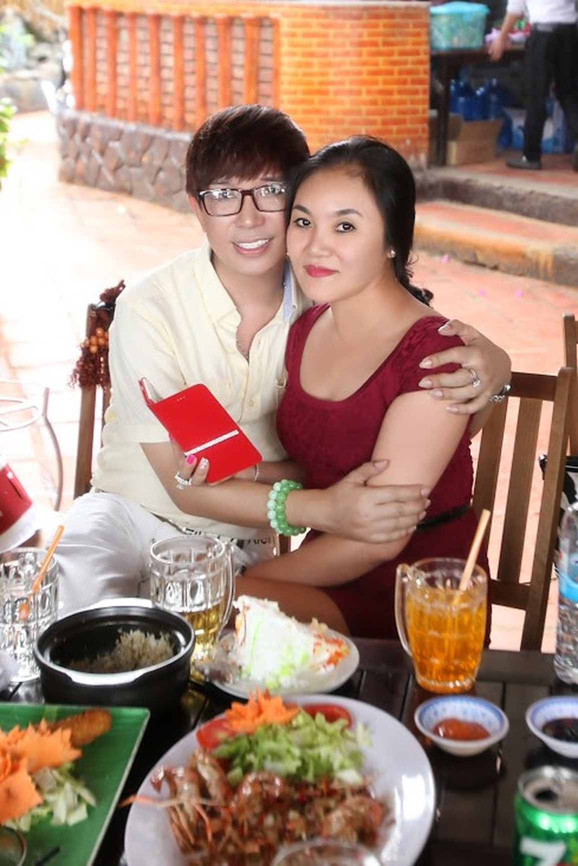Vợ ca sĩ Long Nhật: Chưa bao giờ trách chồng về những điều tiếng bên ngoài - 2 Vợ ca sĩ Long Nhật: Chưa bao giờ trách chồng về những điều tiếng bên ngoài - 2