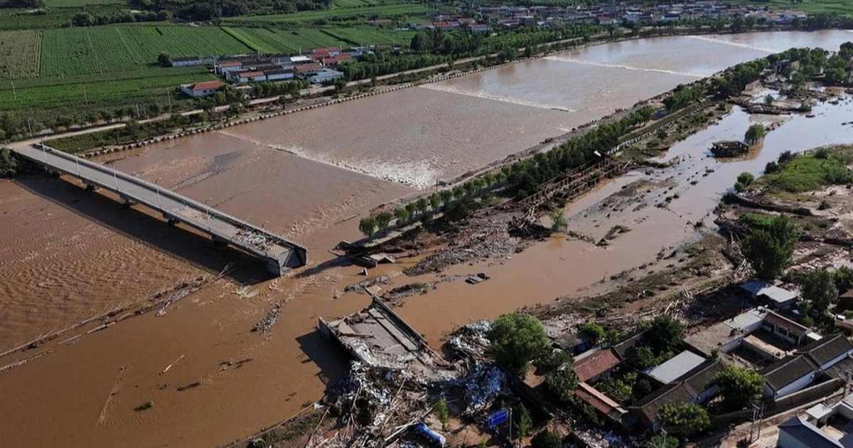 Trung Quốc phân bổ 75 triệu USD sửa đường sá hỏng do mưa lũ