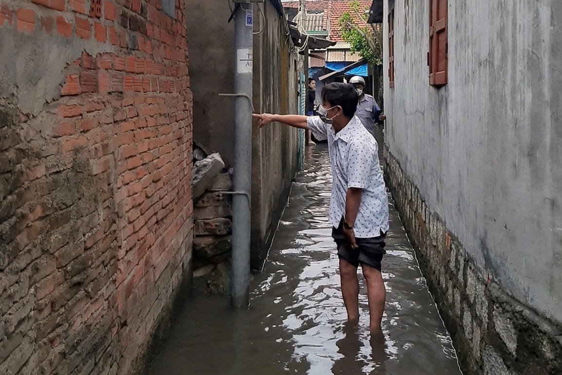 Lội qua ngõ ngập nước, người phụ nữ bị điện giật tử vong - 1 Lội qua ngõ ngập nước, người phụ nữ bị điện giật tử vong - 1