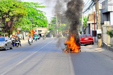 Xe máy bốc cháy dữ dội khi đang đi chơi Tết