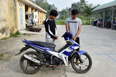 Vào tiệm thuốc tây “hốt” hàng trăm card điện thoại