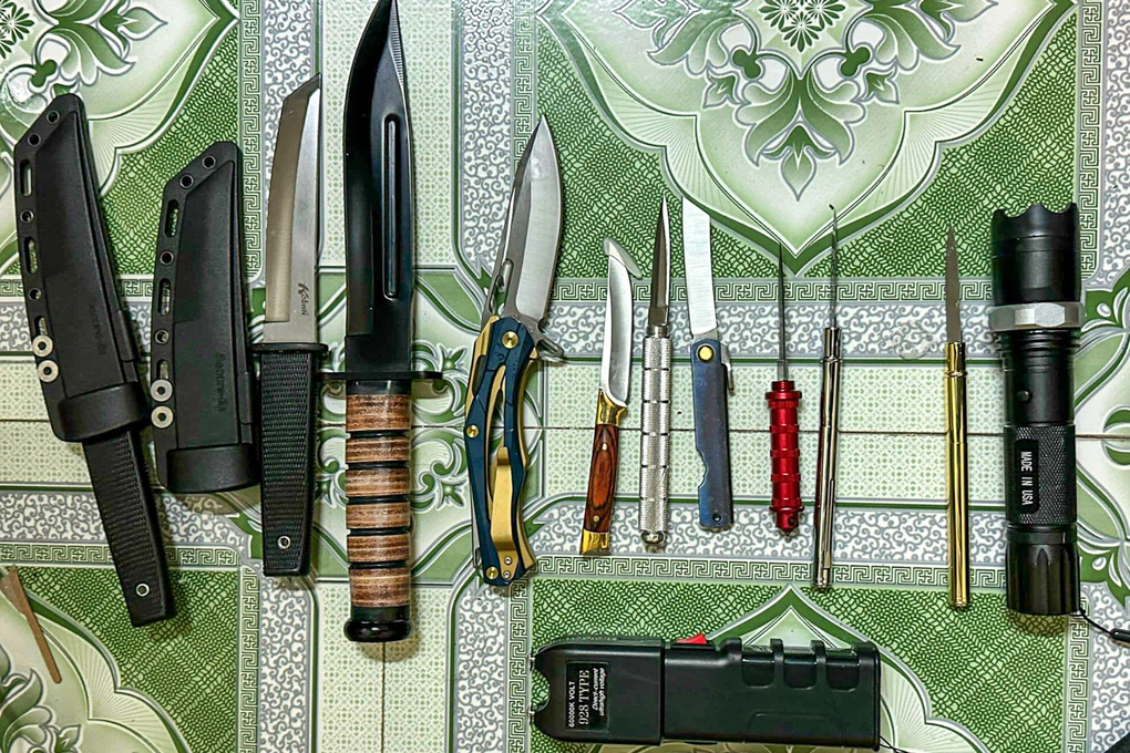 Tàng trữ 726 loại vũ khí, đồ chơi nguy hiểm rồi rao bán rầm rộ trên mạng - 2 Tàng trữ 726 loại vũ khí, đồ chơi nguy hiểm rồi rao bán rầm rộ trên mạng - 2