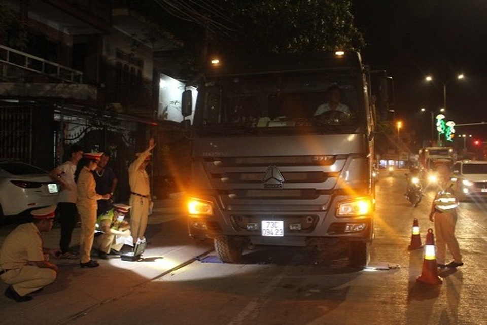 Hai tháng, xử phạt hơn 500 phương tiện chở quá khổ, quá tải - 1 Hai tháng, xử phạt hơn 500 phương tiện chở quá khổ, quá tải - 1