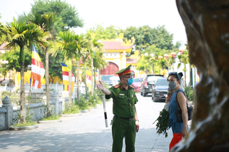Đền chùa đóng cửa, người dân đứng vái vọng từ xa ngày mùng 1 âm lịch - 9 Đền chùa đóng cửa, người dân đứng vái vọng từ xa ngày mùng 1 âm lịch - 9