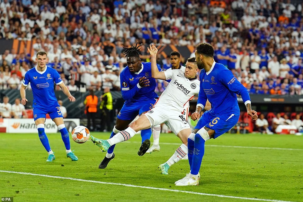 Đánh bại Rangers trên loạt đấu súng, Frankfurt vô địch Europa League - 6 Đánh bại Rangers trên loạt đấu súng, Frankfurt vô địch Europa League - 6