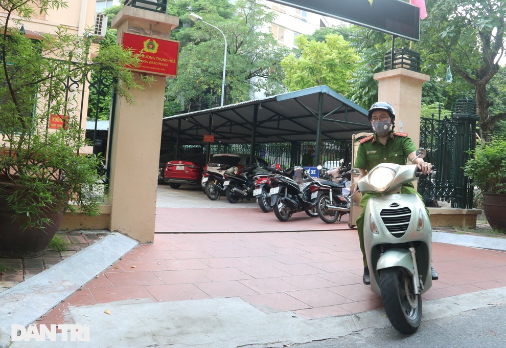 Cận cảnh quá trình Công an Hà Nội cấp giấy đi đường loại mới cho người dân - 3 Cận cảnh quá trình Công an Hà Nội cấp giấy đi đường loại mới cho người dân - 3