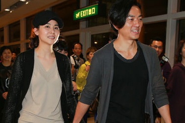 Trịnh Y Kiện và vợ bị paparazzi “tóm” sau đám cưới bí mật 