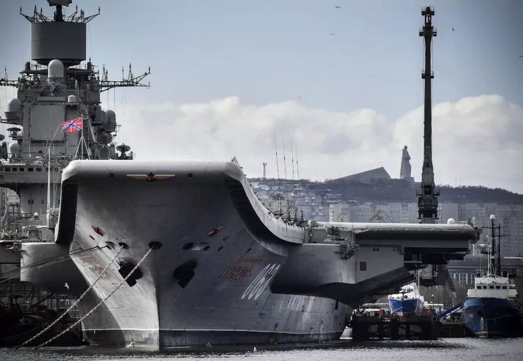 Tình báo Ukraine nói tàu sân bay duy nhất của Nga hư hỏng nghiêm trọng - 2