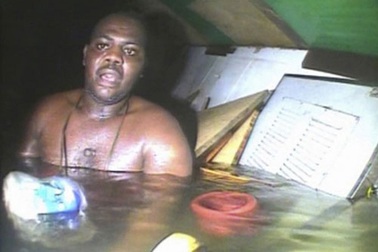 Sống sót thần kỳ sau 3 ngày mắc kẹt trong con tàu đắm dưới biển 