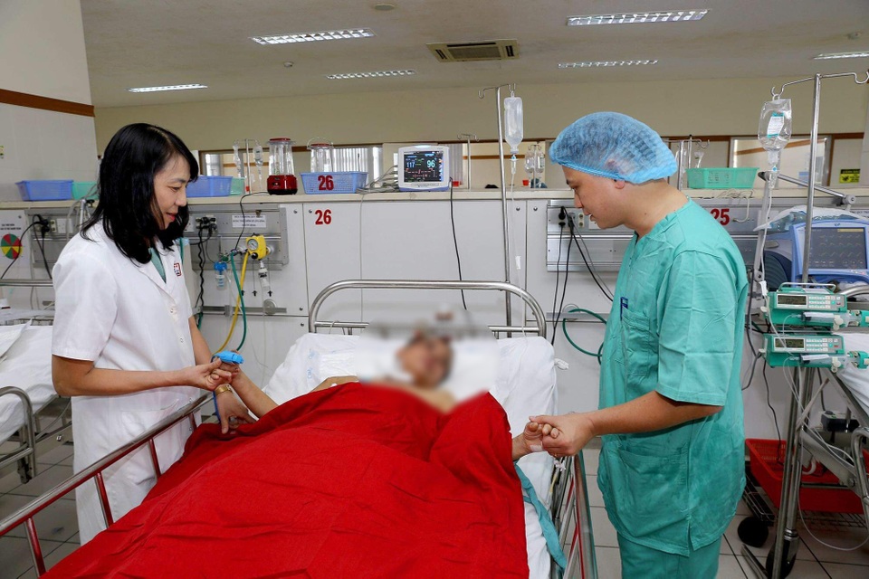 Thừa Thiên Huế: 1 tháng điều trị cứu sống bệnh nhân rơi từ tầng 5 xuống đất - 1 Thừa Thiên Huế: 1 tháng điều trị cứu sống bệnh nhân rơi từ tầng 5 xuống đất - 1
