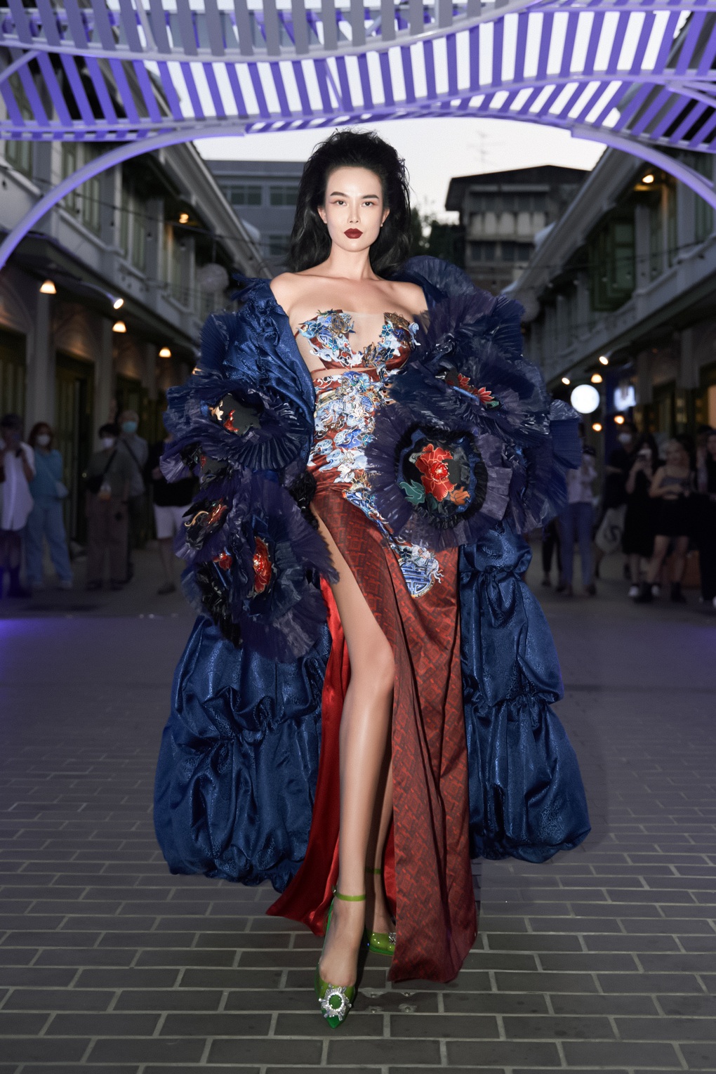 Siêu mẫu Thi Thi Phạm trình catwalk cùng dàn người mẫu Thái Lan - 1 Siêu mẫu Thi Thi Phạm trình catwalk cùng dàn người mẫu Thái Lan - 1