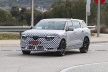 Chiếc VinFast VF 9 lăn bánh tại châu Âu với thiết kế "dị" và bí ẩn sau đó