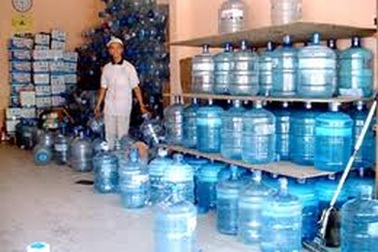 Nước uống “bẩn” bị đình chỉ vẫn sản xuất