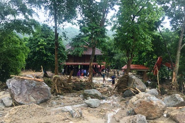 Vụ 4 người bị lũ cuốn: Những tảng đá hàng chục tấn vùi lấp 3 căn nhà