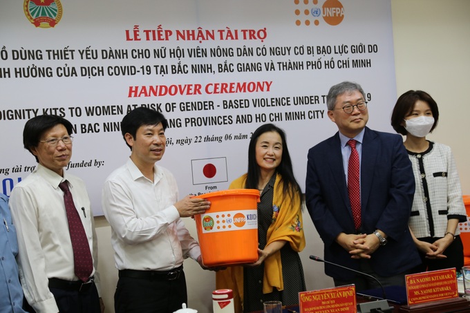 UNFPA: Hỗ trợ 5.100 bộ đồ dùng thiết yếu  cho phụ nữ và trẻ em gái bị ảnh hưởng bởi đợt dịch Covid -19 lần thứ 4 - Ảnh 1.