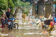 Ô tô "chết" la liệt, bùn và rác phủ kín khắp nơi sau lũ