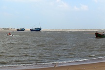 Sóng lớn nhấn chìm tàu giữa biển, 2 ngư dân mất tích