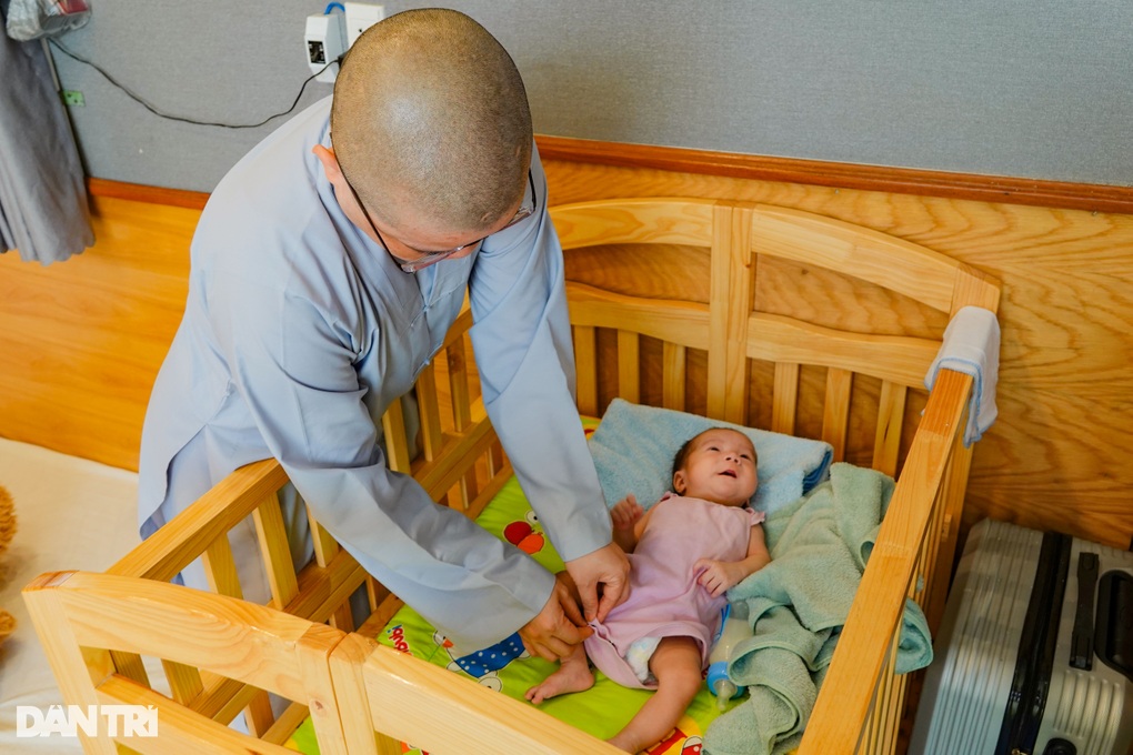 Sản phụ bị ruồng bỏ trong căn nhà hoang và bàn tay chìa ra nơi lầm lỡ - 4 Sản phụ bị ruồng bỏ trong căn nhà hoang và bàn tay chìa ra nơi lầm lỡ - 4