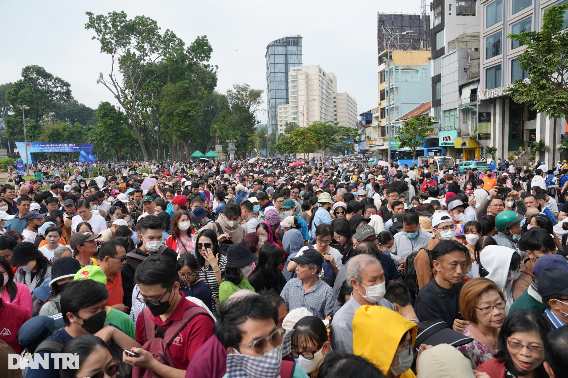 Biển người chen chúc trải nghiệm metro Bến Thành - Suối Tiên - 2