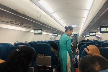 Khách nữ tự nhận tâm thần, gây náo loạn máy bay vì “mùi nước hoa nồng nặc”