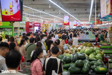 Biển người đổ xô tích trữ trước bão Yagi, xếp hàng hơn 1 tiếng chờ đến lượt