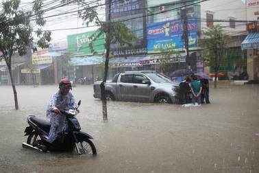 Quảng Nam: Hôm nay học sinh nghỉ học tùy tình hình mưa lụt ở từng địa phương