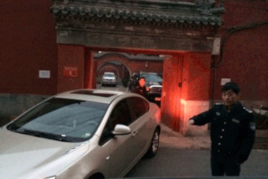 Tham quan Trung Quốc "giao dịch" trong đền chùa