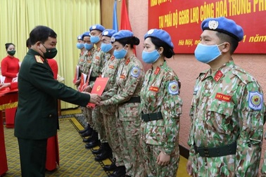 12 sĩ quan "mũ nồi xanh" lên đường làm nhiệm vụ gìn giữ hòa bình