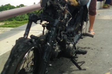 Xe máy bốc cháy trên cầu Cần Thơ