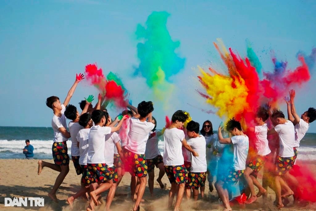 Nắng ấm đầu hè, du khách đổ về Sầm Sơn ngày cuối tuần - 2 Nắng ấm đầu hè, du khách đổ về Sầm Sơn ngày cuối tuần - 2