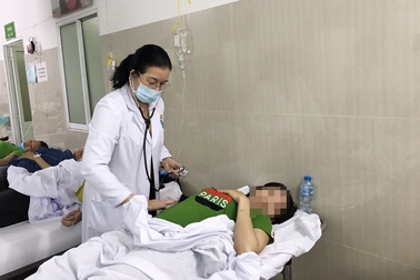 Hàng trăm công nhân nhập viện sau bữa trưa: Không liên quan với thực phẩm